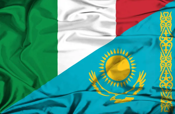 Bandera ondeante de Kazajstán e Italia — Foto de Stock
