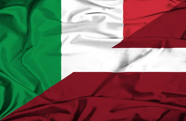 ラトビア ・ イタリアの旗を振っています。 — ストック写真