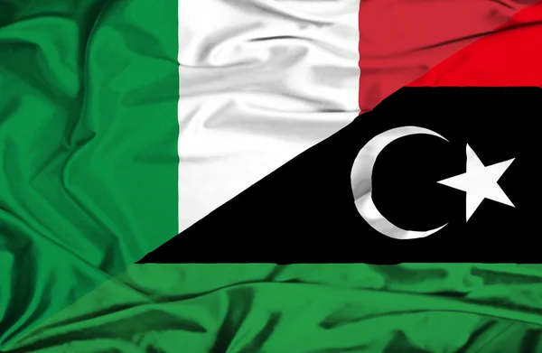 Vlající vlajka Libye a Itálie — Stock fotografie