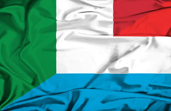 Bandiera sventolante di Lussemburgo e Italia — Foto Stock