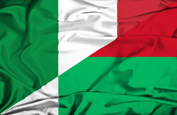 Bandiera sventolante di Madagascar e Italia — Foto Stock