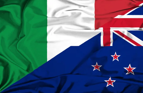 Fahnenschwenken von Neuseeland und Italien — Stockfoto