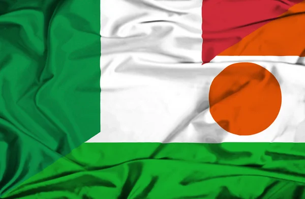 Vlající vlajka Nigeru a Itálie — Stock fotografie