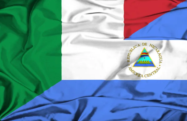 Flagge von Nicaragua und Italien schwenkend — Stockfoto