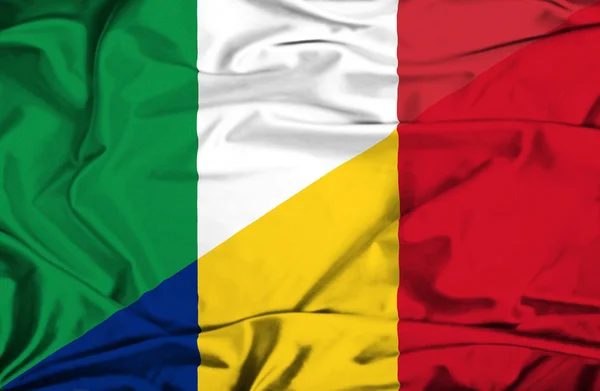 Bandiera sventolante di Romania e Italia — Foto Stock