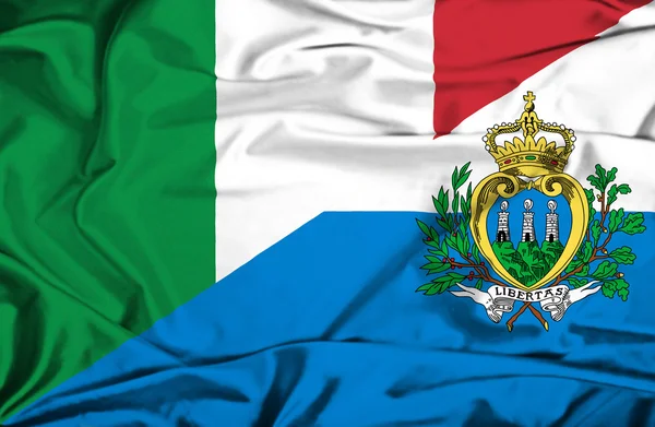Bandeira acenando de San Marino e Itália — Fotografia de Stock