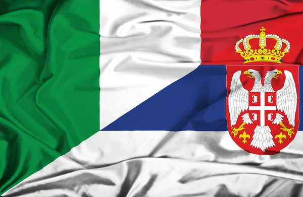 Flagge Serbiens und Italiens schwenkend — Stockfoto