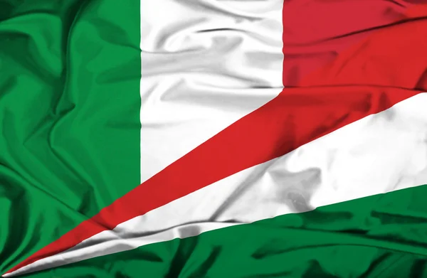 塞舌尔和意大利飘扬的国旗 — 图库照片