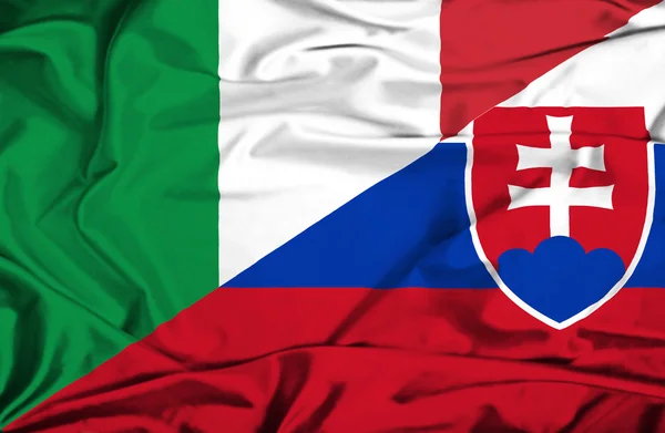 Flagge der Slowakei und Italiens schwenkend — Stockfoto