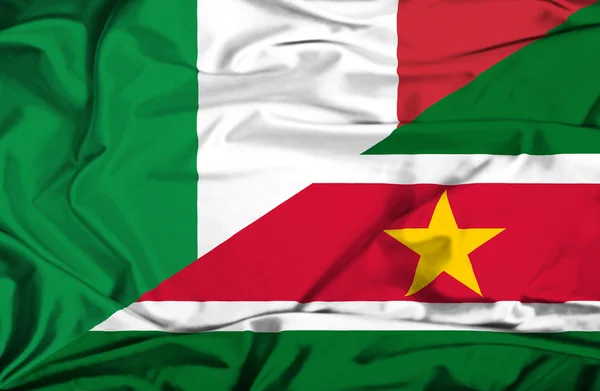 Surinam ve İtalya bayrağı sallayarak — Stok fotoğraf