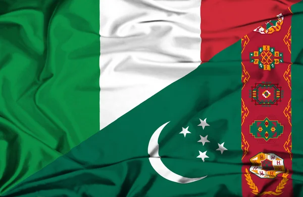 Wapperende vlag van Turkmenistan en Italië — Stockfoto