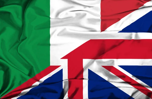 ユナイテッドキングドンとイタリアの旗を振っています。 — ストック写真