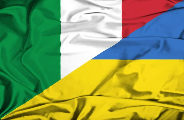 Vlající vlajka Ukrajiny a Itálie — Stock fotografie