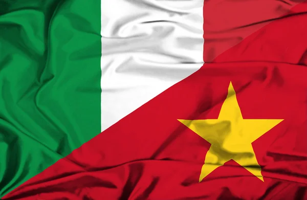 越南和意大利那飘扬的旗帜 — 图库照片