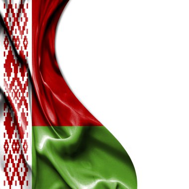 Beyaz arka plan üzerinde izole saten bayrak sallayarak Beyaz Rusya