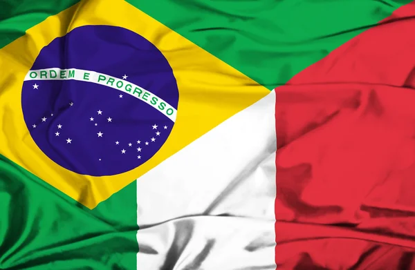 Flagge Italiens und Brasiliens schwenken — Stockfoto