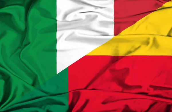 Viftande flagga Benin och Italien — Stockfoto