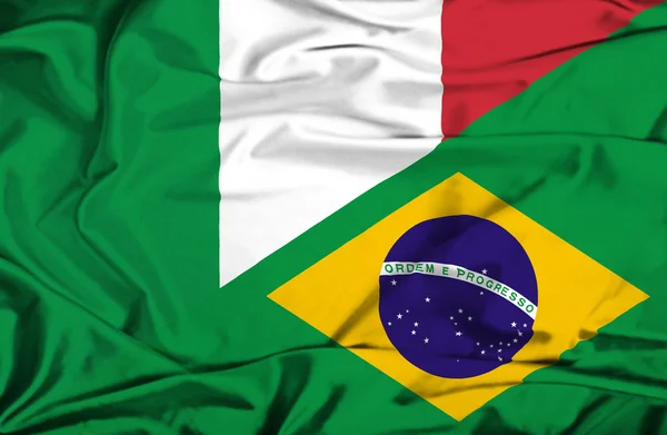 Drapeau agitant du Brésil et de l'Italie — Photo