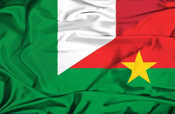 Wapperende vlag van Burkina Faso en Italië — Stockfoto