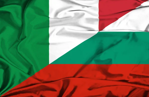 保加利亚和意大利那飘扬的旗帜 — 图库照片