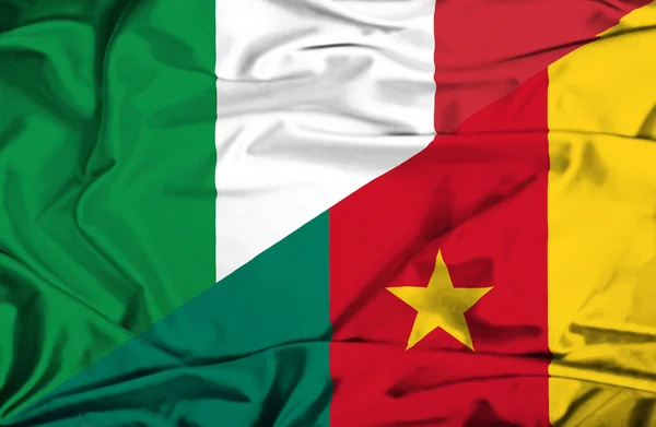 Kamerun och Italien viftande flagga — Stockfoto