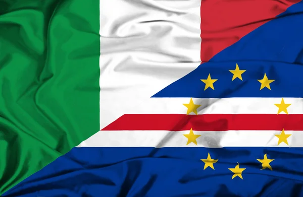 케이프 베르데, 이탈리아의 국기를 흔들며 — 스톡 사진