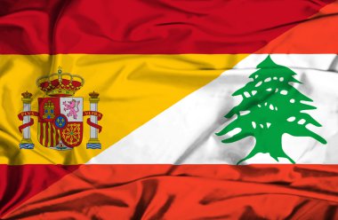 Lübnan ve İspanya bayrağı sallayarak