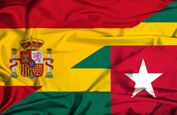 Flagge von Togo und Spanien schwenkend — Stockfoto