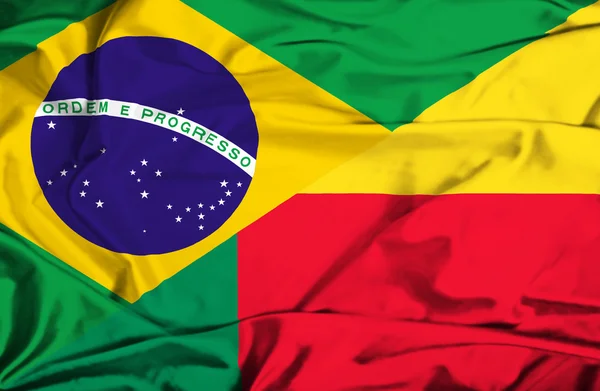 Bandeira acenando de Benim e Brasil — Fotografia de Stock