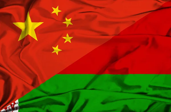 Wapperende vlag van Wit-Rusland en China — Stockfoto