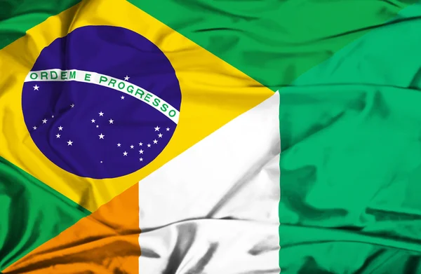 Ondeando la bandera de Costa de Marfil y Brasil — Foto de Stock