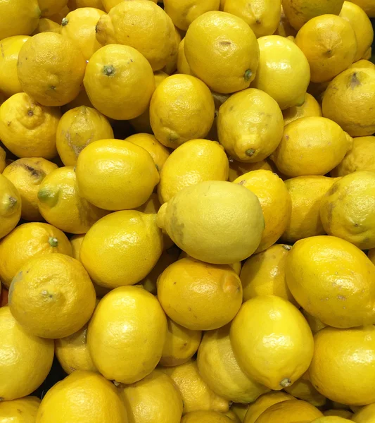 Montón de limones frescos en el mercado — Foto de Stock