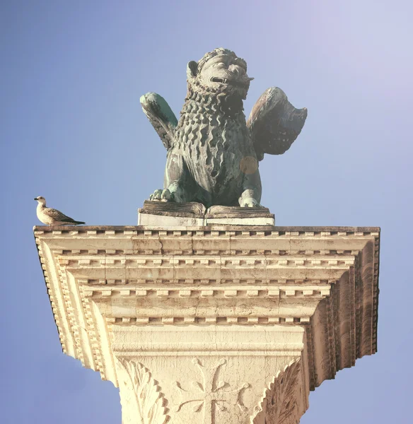 Heiliger kennzeichnet geflügelten Löwen venezianische Symbolsäule 12. Jahrhundert orig — Stockfoto