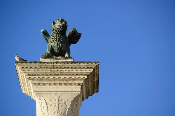 Columna de símbolo veneciano de león alado de San Marcos Orig del siglo XII —  Fotos de Stock