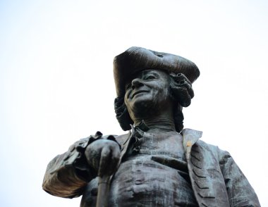 Büyük İtalyan oyun yazarı ve liyakat Carlo Gold heykeli