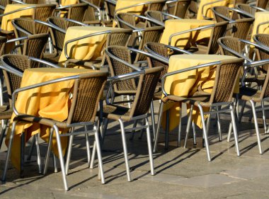 masa ve sandalye ile kahve Teras sokak görünümü