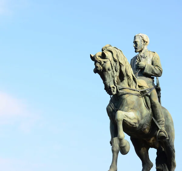 Staty som föreställer General Joan Prim på en häst i Barcelon — Stockfoto