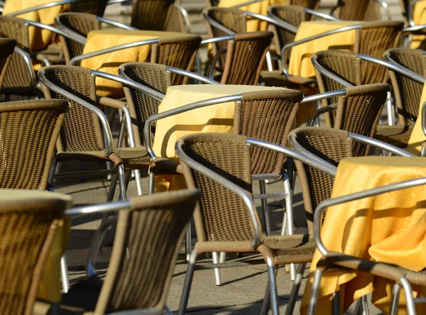 Vue sur la rue d'une terrasse avec tables et chaises — Photo