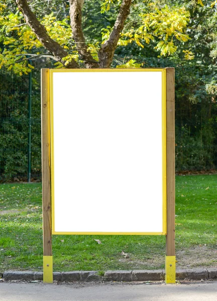 Witte billboard in het park met ruimte voor uw advertentie — Stockfoto