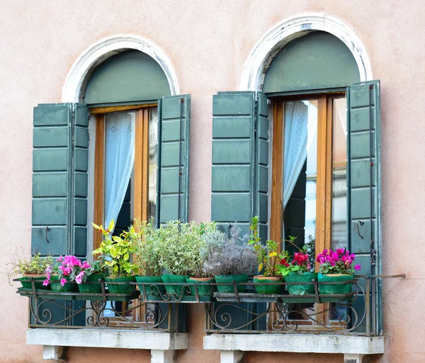 Балкон с цветами — стоковое фото