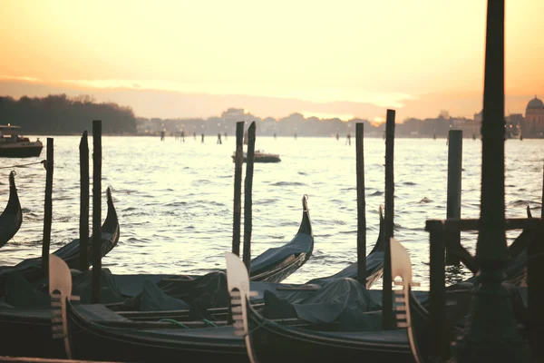 Wunderschöner Sonnenuntergang in Venedig mit Gondeln — Stockfoto