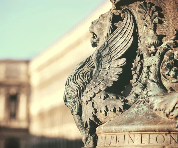 Okřídlený lev socha architektonický fragment z Benátek. Detail — Stock fotografie
