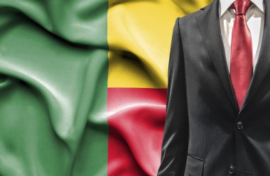 Benin üzerinden takım elbiseli adam