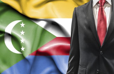 Komor üzerinden takım elbiseli adam