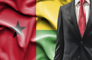 Gine Bissau gelen takım elbiseli adam