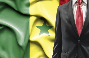 Senegal üzerinden takım elbiseli adam
