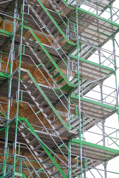 Old building with scaffolding undergoing repair — Stock Photo, Image