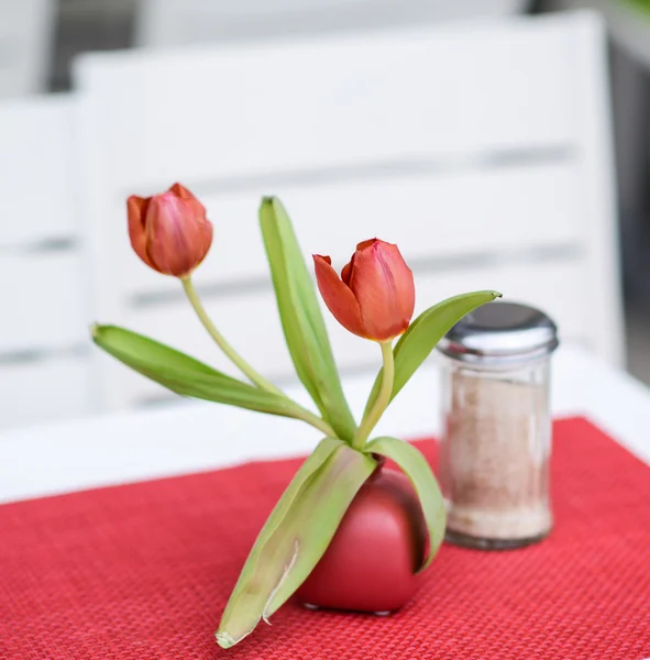 Bodegón con tulipanes ramo en la mesa — Foto de Stock