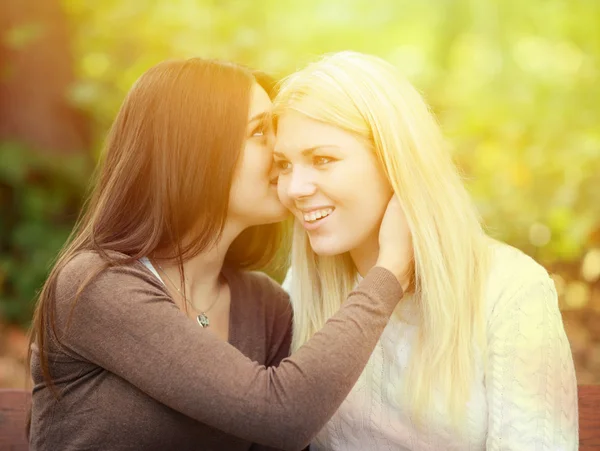 Girls gossiping — Stock Photo, Image