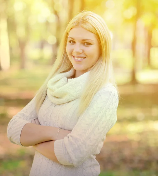 Retrato de menina feliz com cabelo loiro ao ar livre — Fotografia de Stock